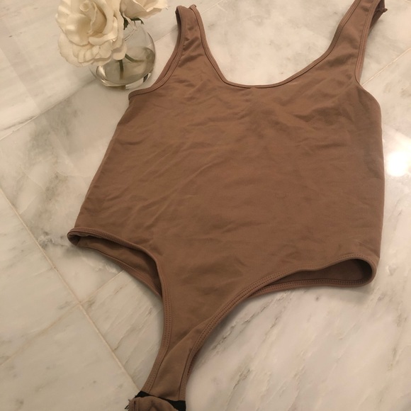 ✨SALE! MENDOCINO Nude Stretchy Scoop Neck Bodysuit - Picture 3 of 5